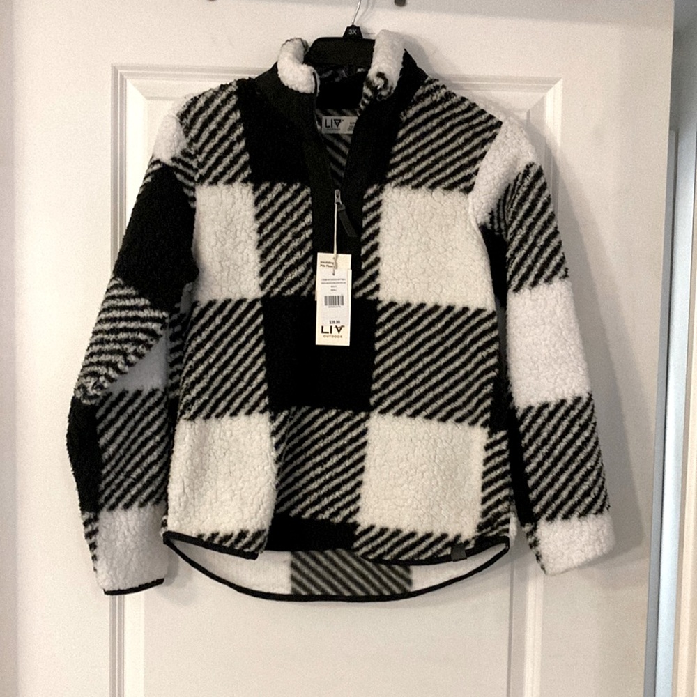 LIV outdoor fleece size small. NWT